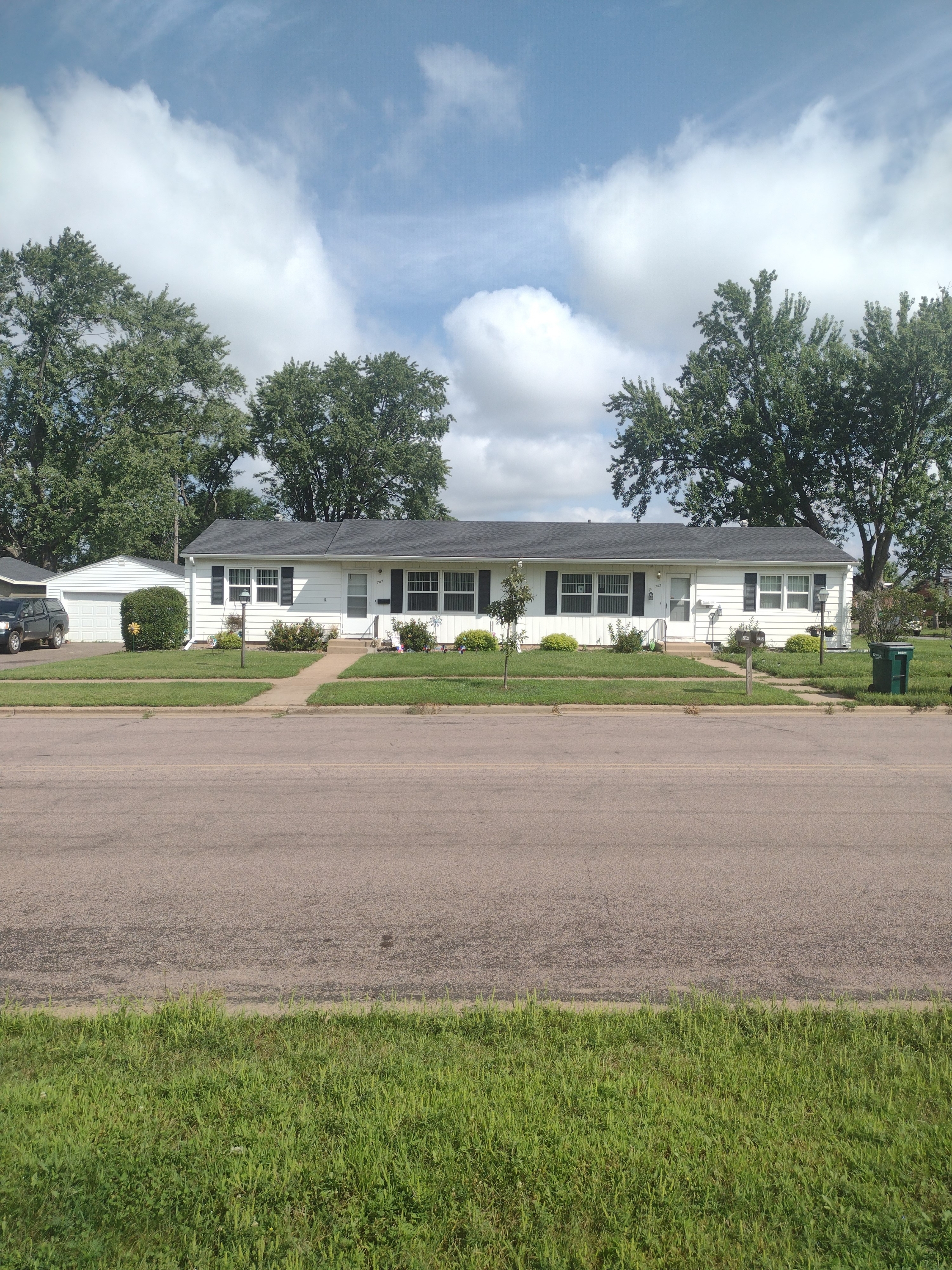 702 West Macarthur Avenue