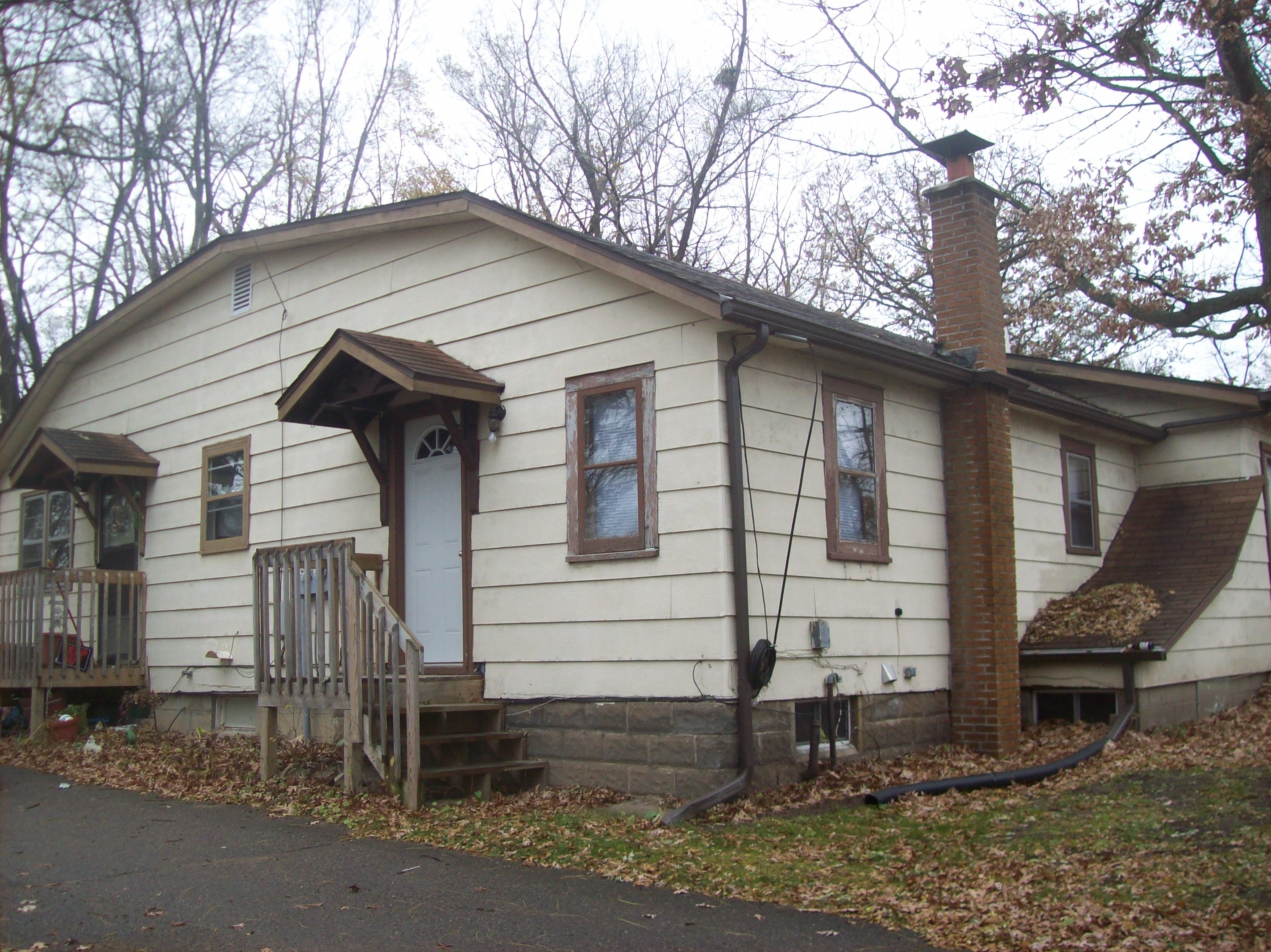 821-823 Ravencrest Avenue - 821